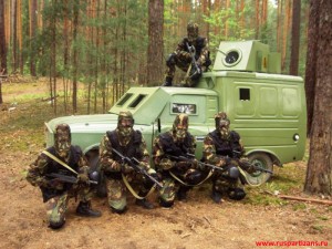 Игроки в хардбол около хардбольной бронетехники